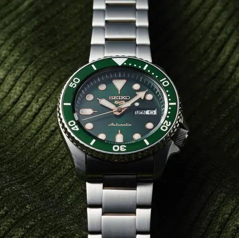 Seiko 5 Sports GOLD