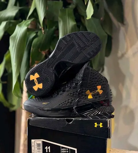 UNDERR ARMOUR UA CURRY 1 GOLD BANNER BLACKOUT