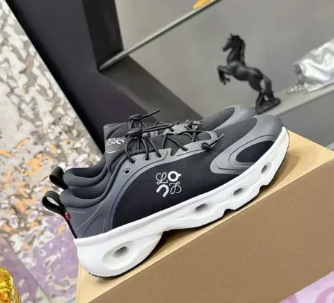 On Running Cloudsolo Loewe White Black