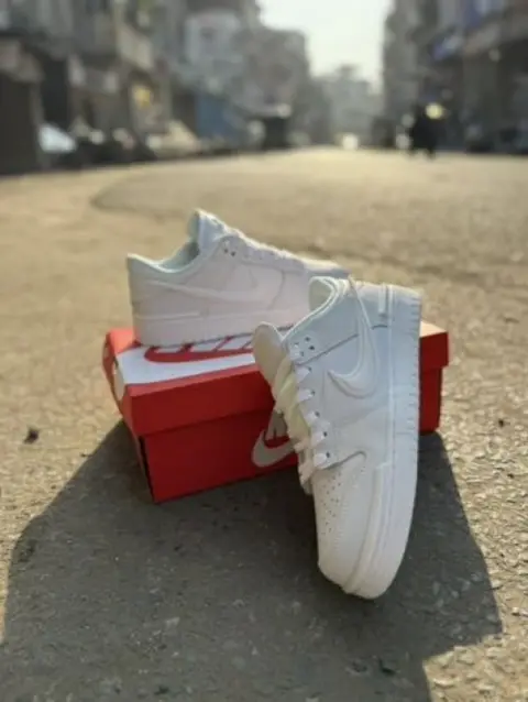 Nike sb dunk low twist Triple White