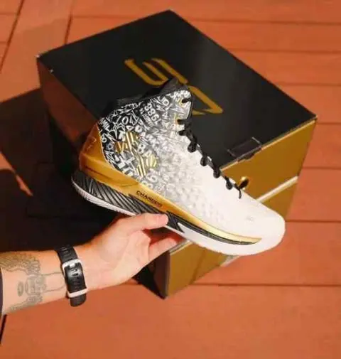 Under Armorr Curry 1 MVP Trophy Gold 585