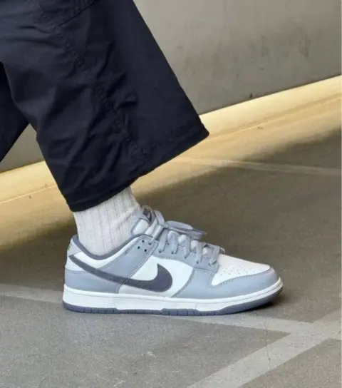 ...Nikkee SB Dunk Low Light Carbon