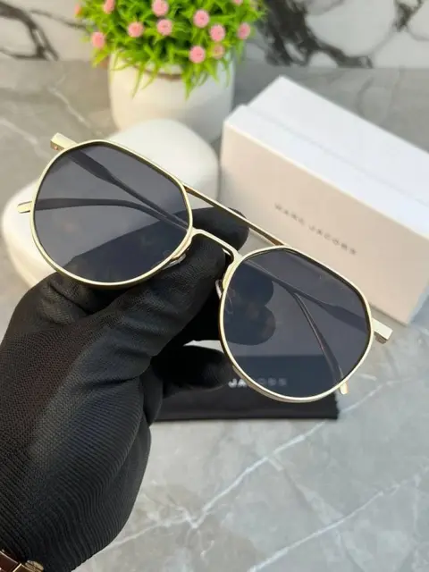 Marc Jacobs matel gold black