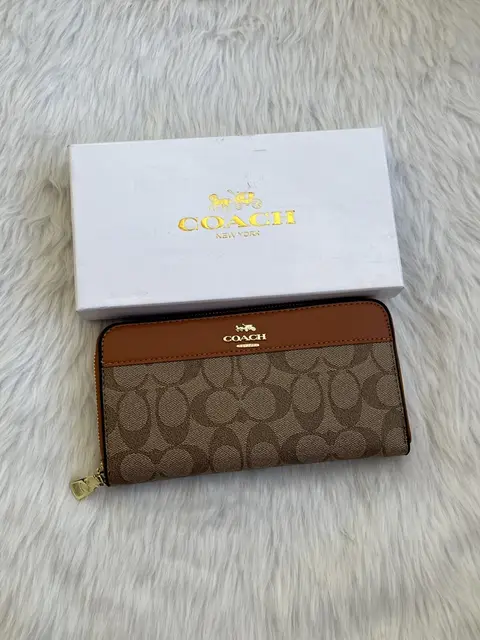 Coach 91 LonGahpricot Zippy Wallet With OriginalBox